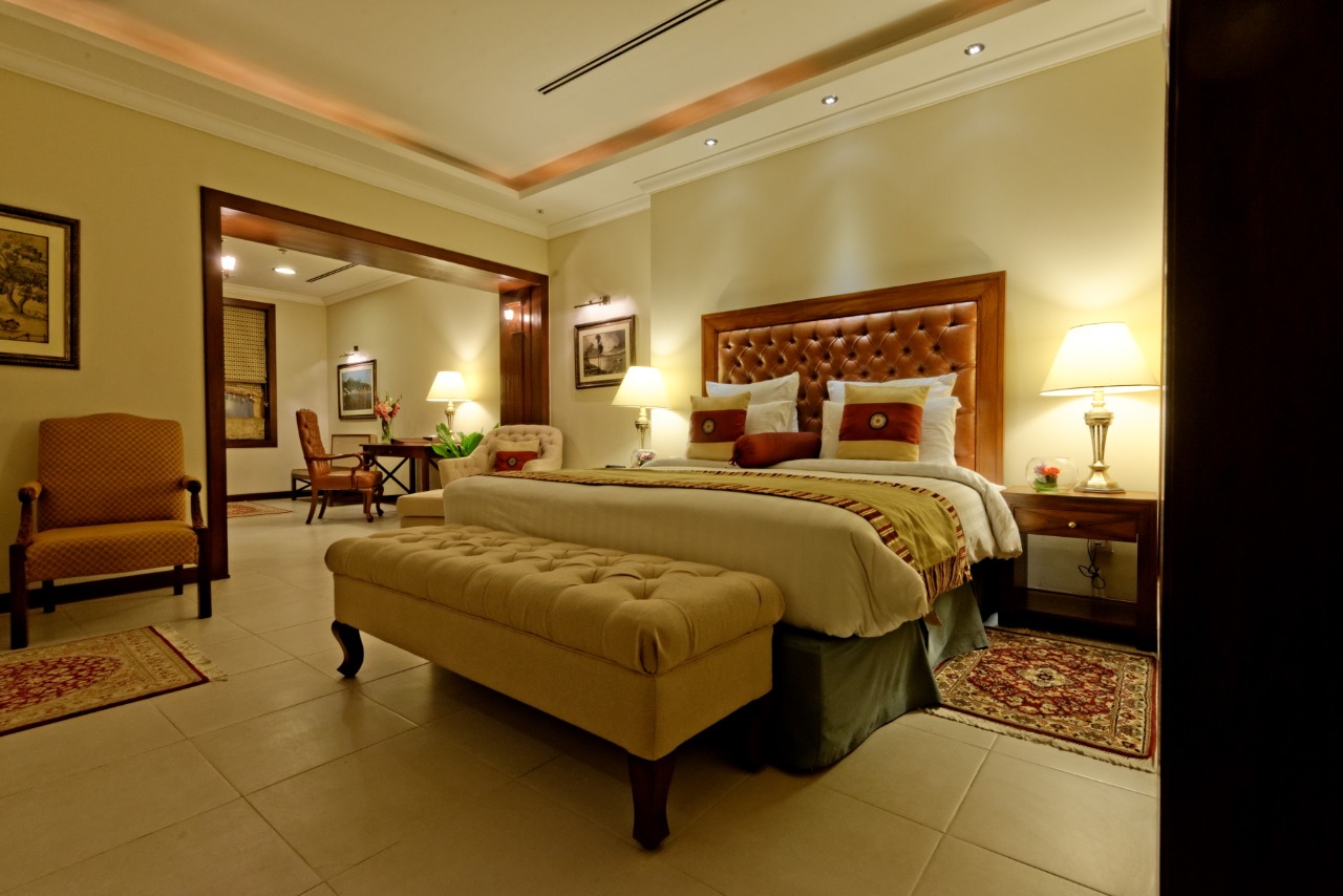 EXECUTIVE ROOM